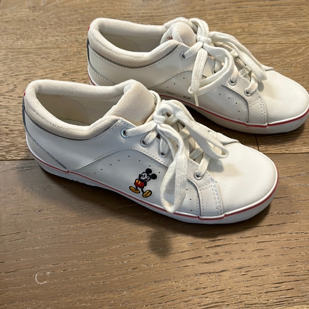 Disney Ladies Sz 6 Mickey Mouse sneakers